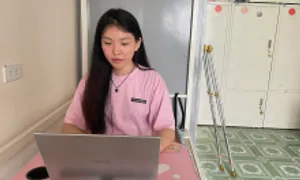 Đường vào đời của cô bé mồ côi cụt chân